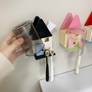 Dettaglio del porta spazzolino da muro a forma di casa con sistema di aggancio