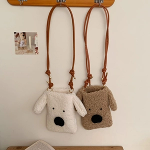 Details der flauschigen Welpen-Umhängetaschen in Creme und Braun aus weichem Teddyvlies