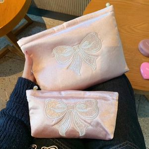 Lot de trousses de maquillage roses nacrées avec broderies nœuds et fermetures perlées