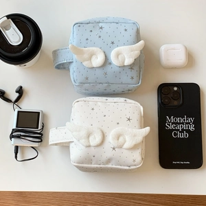 Detailansicht der Sterntaschen mit Engelsflügeln für Kosmetik und kleine Elektronik
