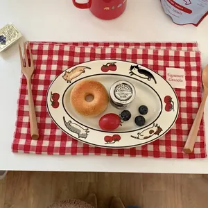 Assiette ovale en céramique avec motifs chats et tomates pour un petit déjeuner sain
