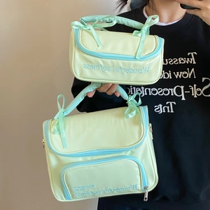 Détails de l'ensemble de trousses cosmétiques vert clair avec broderies et zips