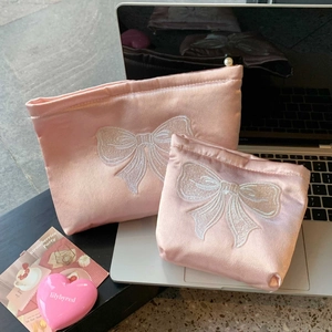 Détails de trousses cosmétiques en satin rose avec broderie nœud blanc élégante