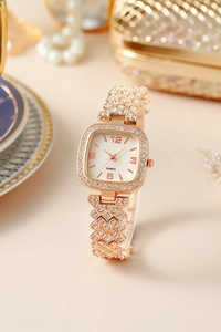 Vista macro dell'orologio quadrato di lusso con cinturino in strass e cassa in oro rosa