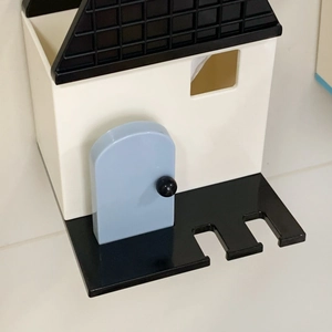Dettaglio di un portaoggetti da parete a forma di casa creativa con tetto a griglia