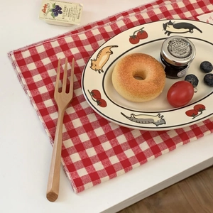 Détail de l'assiette ovale en céramique aux motifs de chat et de tomate