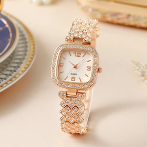 Dettagli di un orologio quadrato in oro rosa con lunetta in cristallo e quadrante avorio