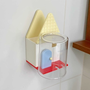 Dettaglio del portaspazzolino da parete a forma di casa con bicchiere Enjoy Life
