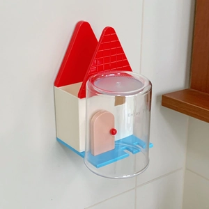 Dettaglio portaspazzolino da muro a forma di casa con tazza e scritta Enjoy Life