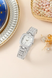 Dettaglio dell'orologio quadrato da donna con strass e cristalli scintillanti in argento