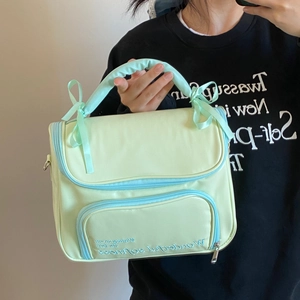 Détail de la trousse cosmétique vert menthe avec nœud bleu et double fermeture