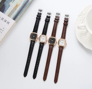 Detail van vier vintage vierkante horloges in roségoud met lederen bandjes en Arabische cijfers