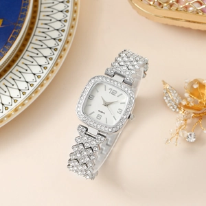 Dettaglio di un orologio al quarzo quadrato in argento con decorazioni in strass scintillanti