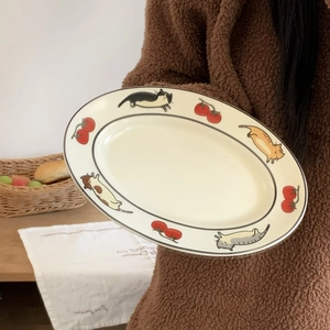 Détail de l'assiette ovale en céramique avec motifs de chats et tomates dessinés