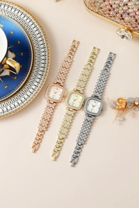 Dettaglio di orologi al quarzo quadrati di lusso con strass e cinturini a catena in metallo