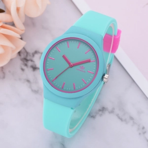Gros plan d'une montre en silicone vert menthe avec index roses sur fond de marbre