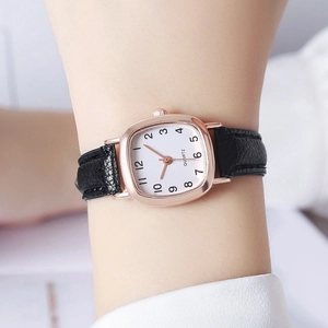 Minimalistisch vierkant dameshorloge quartz met zwarte lederen band en roségouden kast