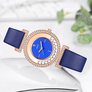 Detalle de esfera de reloj azul con diamantes flotantes y bisel de strass oro rosa