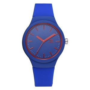 Détail du cadran de montre sport RINNADY en silicone bleu avec aiguilles rouges