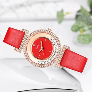 Detalle del bisel en oro rosa con diamantes engastados y correa de cuero roja texturizada