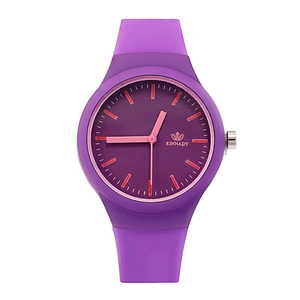 Détail d'une montre de sport en silicone violet avec aiguilles roses et cadran épuré
