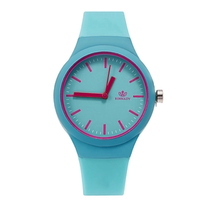 Montre minimaliste en silicone bleu ciel avec aiguilles roses contrastées