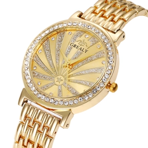 Montre élégante en or pour femme avec lunette diamantée et cadran à effet soleil