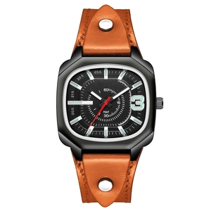 Montre à quartz carrée rétro avec cadran noir bracelet cuir brun et rivets argentés