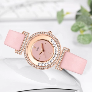 Detalle de reloj en cuero rosa con bisel de diamantes oro rosa y cristales