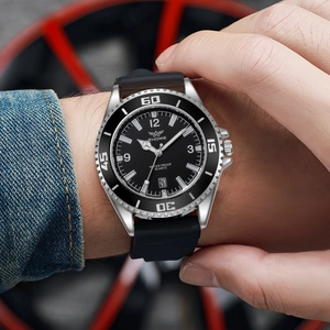 Men's quartz sport watch with silver metal case, date window and black silicone strap