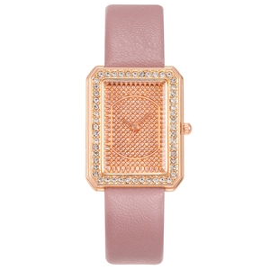 Dettaglio macro della cassa rettangolare in oro rosa con quadrante luccicante con cristalli