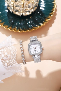 Dettaglio dell'orologio da donna quadrato con strass e bracciale a cuore in argento