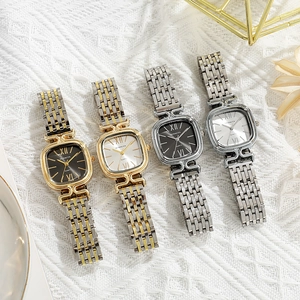 Montre vintage élégante pour femme avec cadran carré, chiffres romains et bracelet en métal