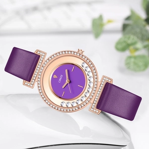 Detalle de esfera morada con cristales flotantes y caja de oro rosa en reloj para mujer