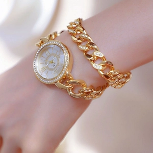 Vista macro dell'orologio a catena dorata e del bracciale con strass sul polso di donna