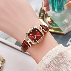 Elegante Damenuhr mit quadratischem Zifferblatt in Rot-Verlauf und burgunderfarbenem Leder