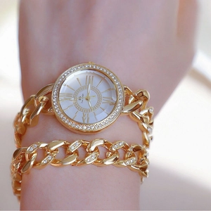 Dettaglio dell'orologio da donna a catena dorata con quadrante in strass e numeri romani