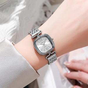 Montre à quartz carrée argentée pour femme avec bracelet à maillons fins sur le poignet