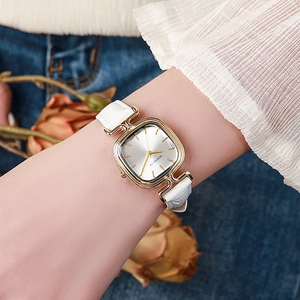 Elegante goldene quadratische Quarzuhr für Damen mit weißem Lederarmband mit Krokoprägung
