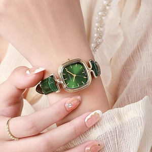 Elegante Damen-Quadratuhr in Gold mit grünem Sonnenstrahl-Zifferblatt und Lederband