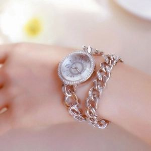 Dettaglio dell'orologio a catena argento con lunetta diamantata e numeri romani
