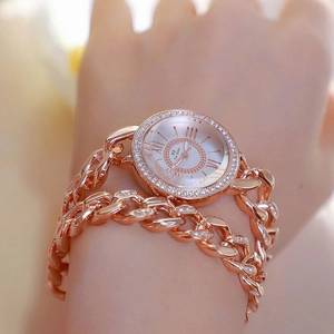 Dettaglio dell'orologio con cinturino a catena oro rosa con cristalli e numeri romani