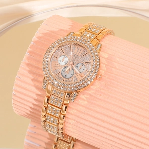 Makroansicht einer roségoldenen Quarzuhr mit Strass-Zifferblatt auf rosa Display