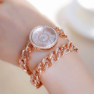 Dettaglio dell'orologio a catena oro rosa con strass e quadrante con numeri romani