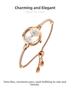 Detail einer eleganten roségoldenen Armbanduhr mit Strassbesatz und Kugelverschluss