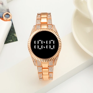 Détail d'une montre LED en or rose avec strass et bords de boîtier dentelés