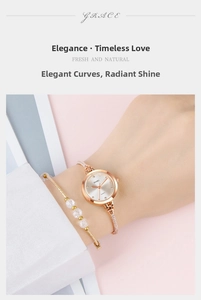 Detail der roségoldenen Quarzuhr mit Diamantarmband und perlenbesetztem Accessoire