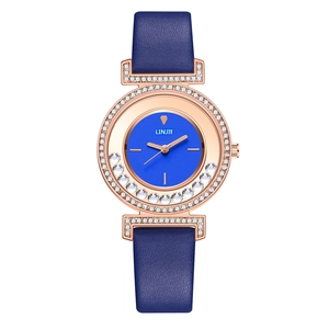 Vista detallada del reloj de cuarzo para mujer con correa de cuero azul y caja de cristal rosa