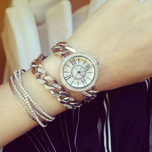 Orologio a catena argento con strass e numeri romani su quadrante bianco