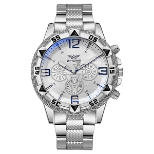 Détail d'une montre pour homme en alliage argenté avec bracelet à maillons et cadran blanc